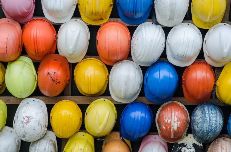 Riunione di formazione sulla sicurezza sul lavoro con RSPP e datore di lavoro attorno a un tavolo