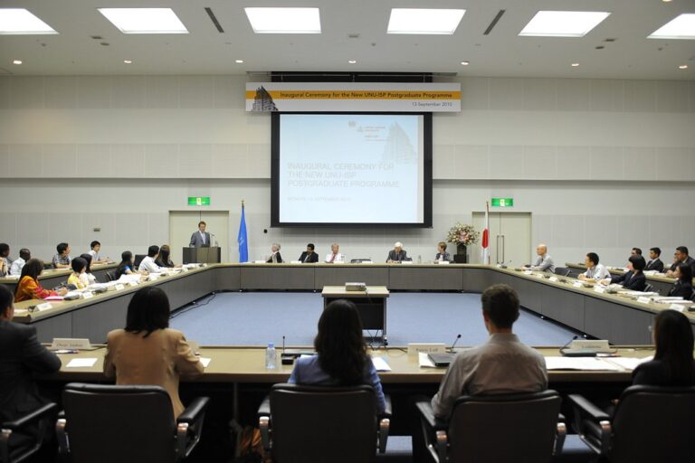 Gruppo di lavoratori in aula durante un corso di formazione finanziata erogato da un'agenzia formativa accreditata
