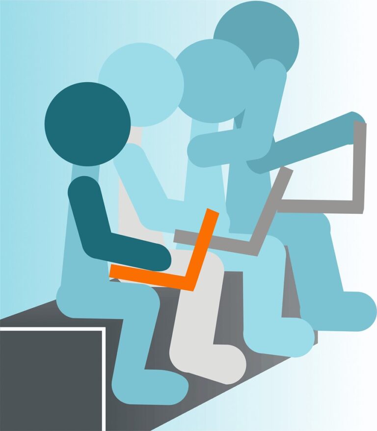 Lavoratore segue un corso di formazione sulla sicurezza in e-learning al computer con le cuffie
